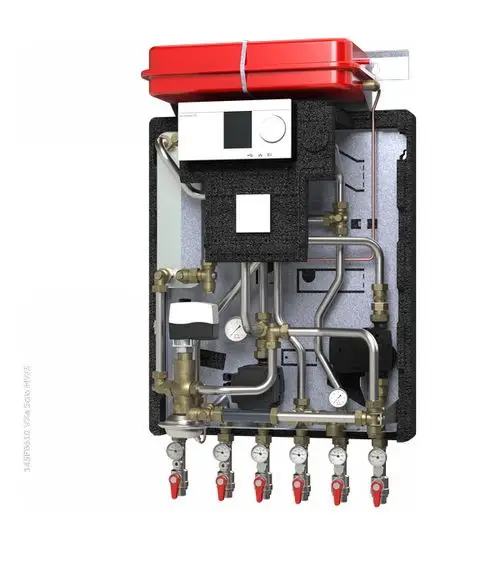 Hausstation mit mehreren Rohranschlüssen und Regelkomponenten. Die Steuerung zeigt digitale Anzeigen. Produkt von Danfoss für die Heizungs- und Warmwasserversorgung.